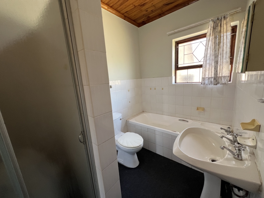 4 Bedroom Property for Sale in Wavecrest Eastern Cape